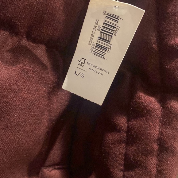 NWT! Old Navy Maroon puffer vest. Size Large - Picture 3 of 4